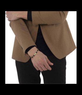 LACOSTE Bracelet Lacoste de la collection Matchpoint en acier doré et pierre de jade de couleur noire avec fermoir magnétique.